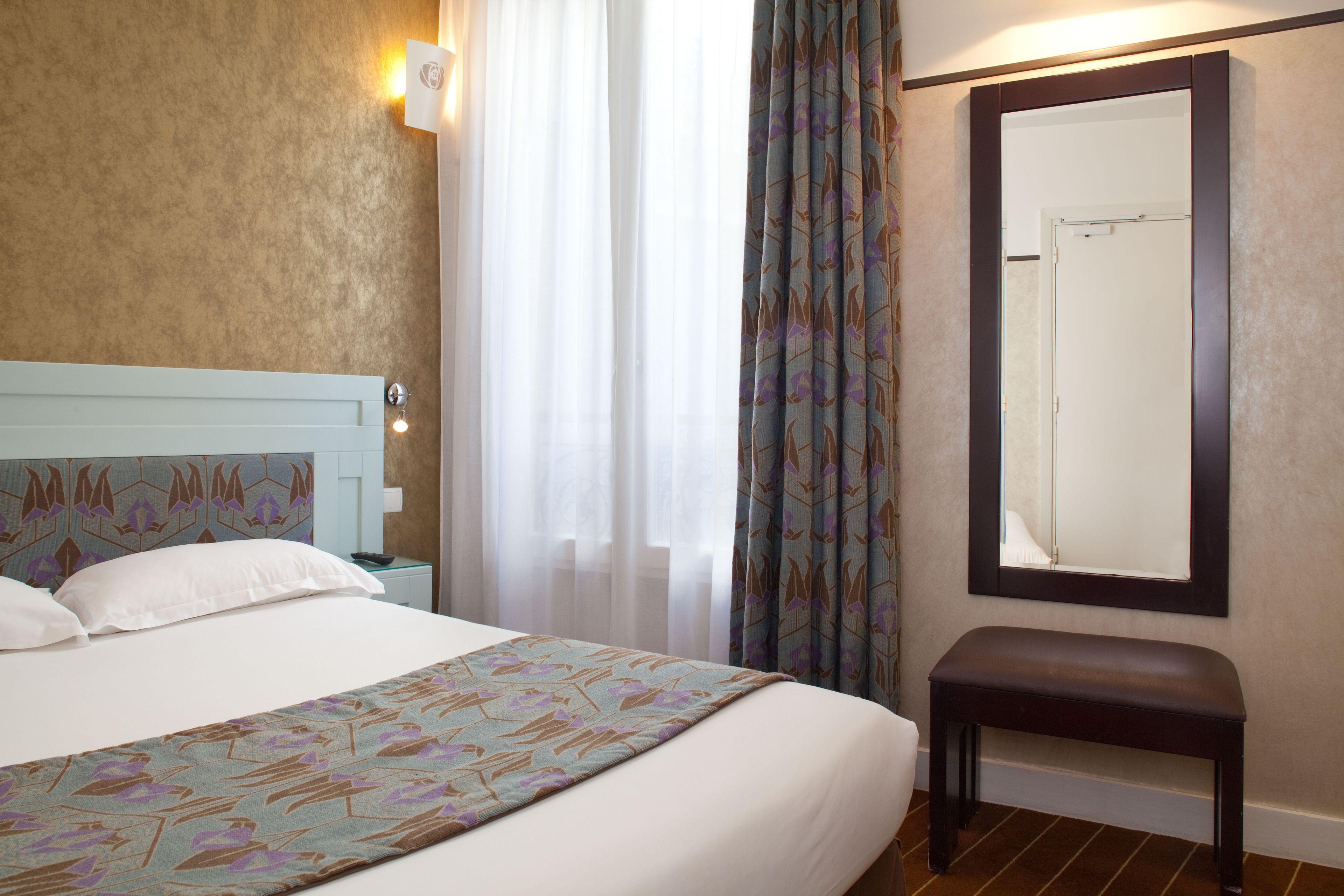 Hotel Eiffel Seine 3*